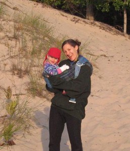 mom-and-girl-to-beach