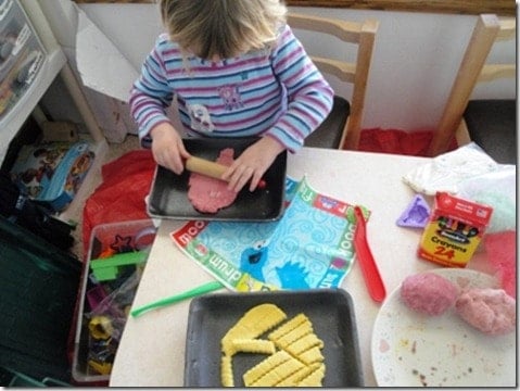 homemade playdough natural food coloring (2) (475x356)