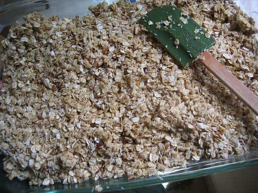 How to Make Homemade Granola Recipe that is super healthy! Healthy fats, honey-sweetened, and great for kids! recipe for simple homemade granola